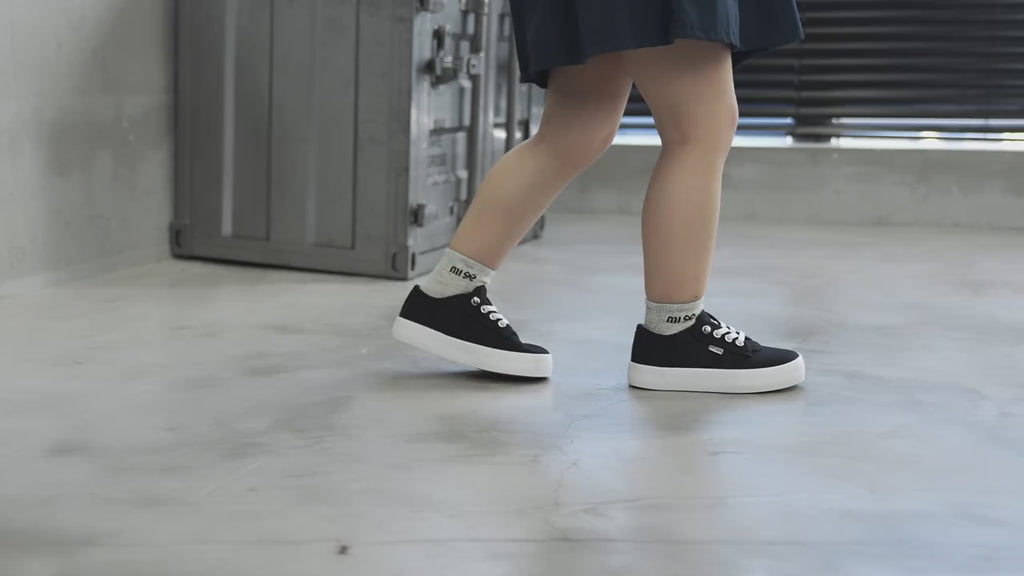 Different Number of Shoe Holes for Different Sizes